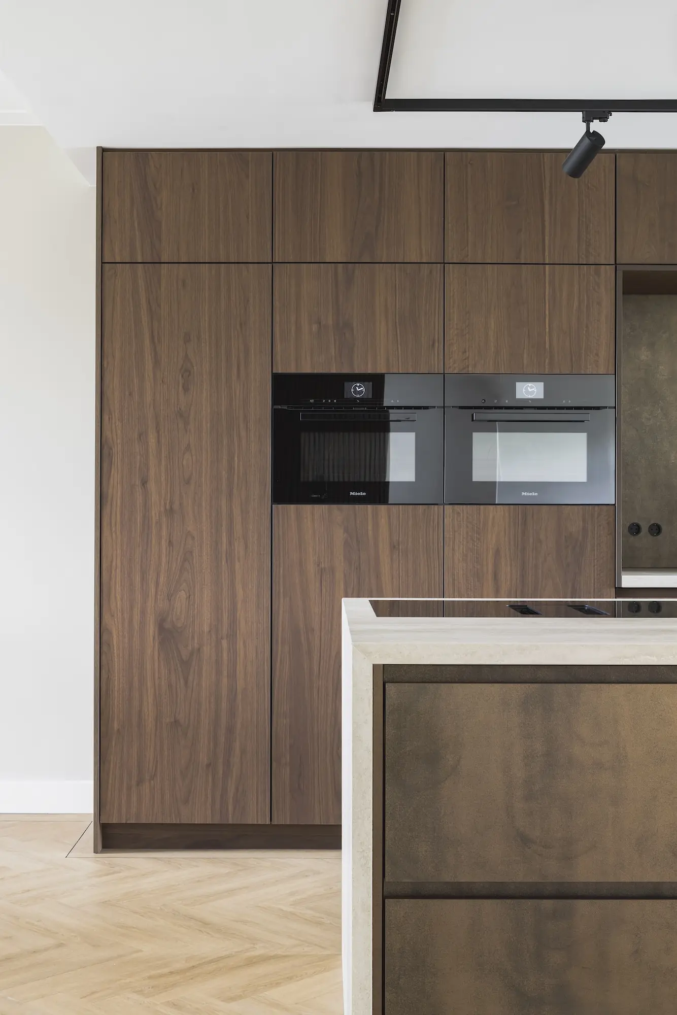 Keuken met houten kastenwand en ovens Moderne keuken met houten kastenwand en inbouwapparatuur